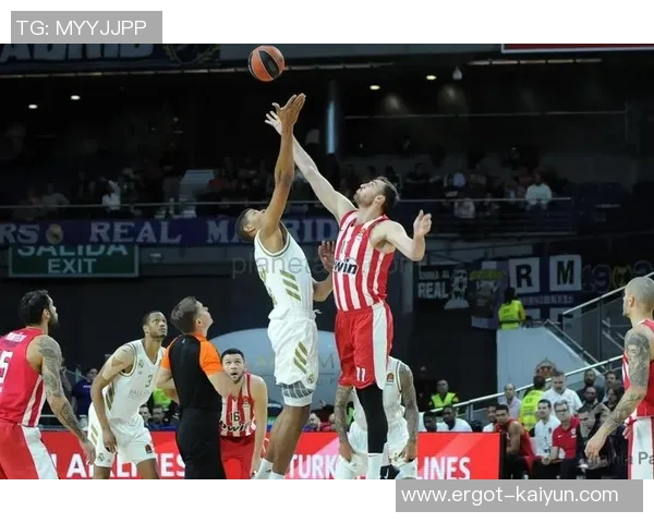 欧篮联常规赛:奥林匹亚科斯第三节抢先巴黎6分,富尼耶得到13分,罗宾逊得到30分